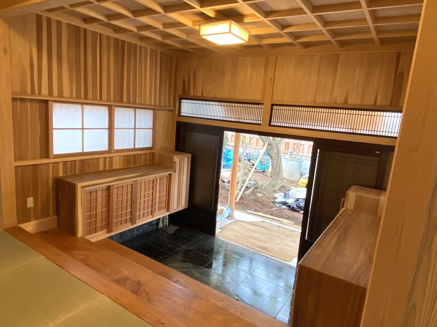 木に包まれた居室と造作収納