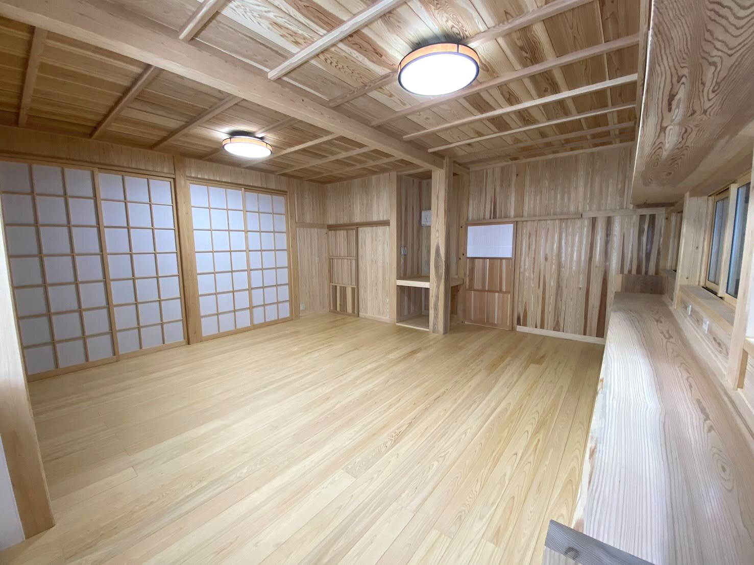 明るい木肌が広がる居室