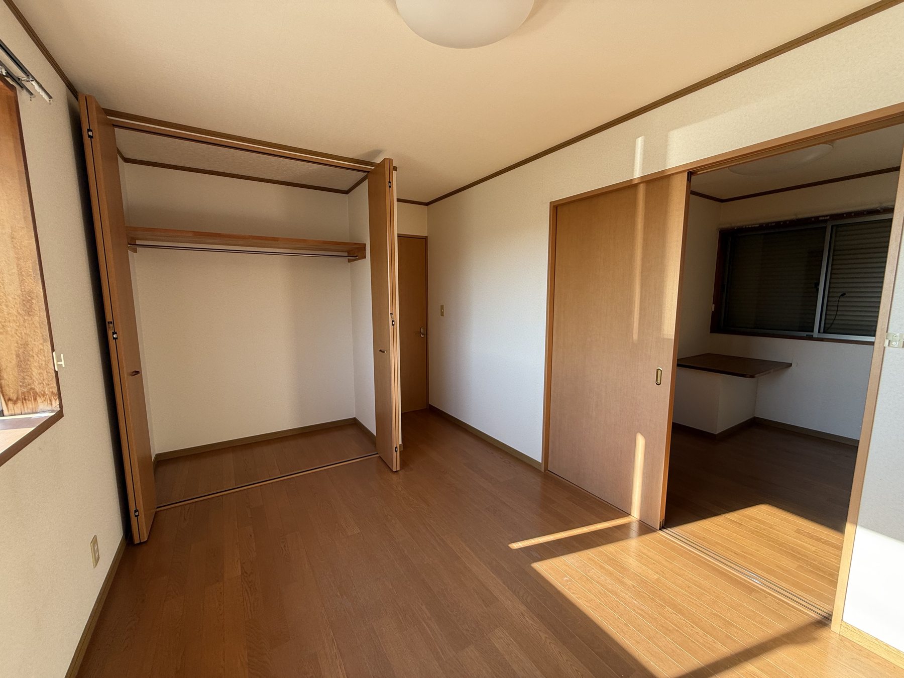 木の床と収納を備えた居室