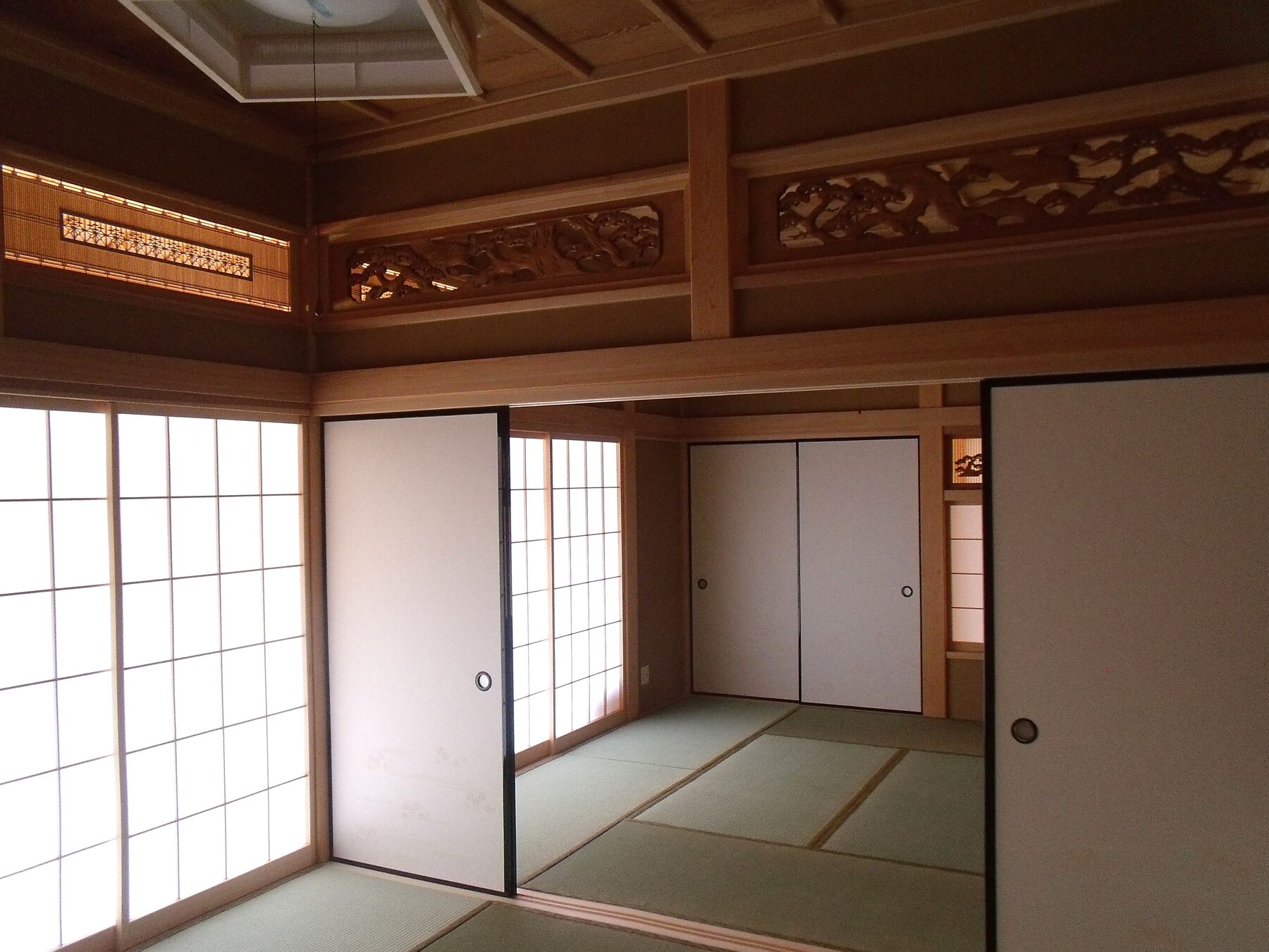 欄間と建具が印象的な和室