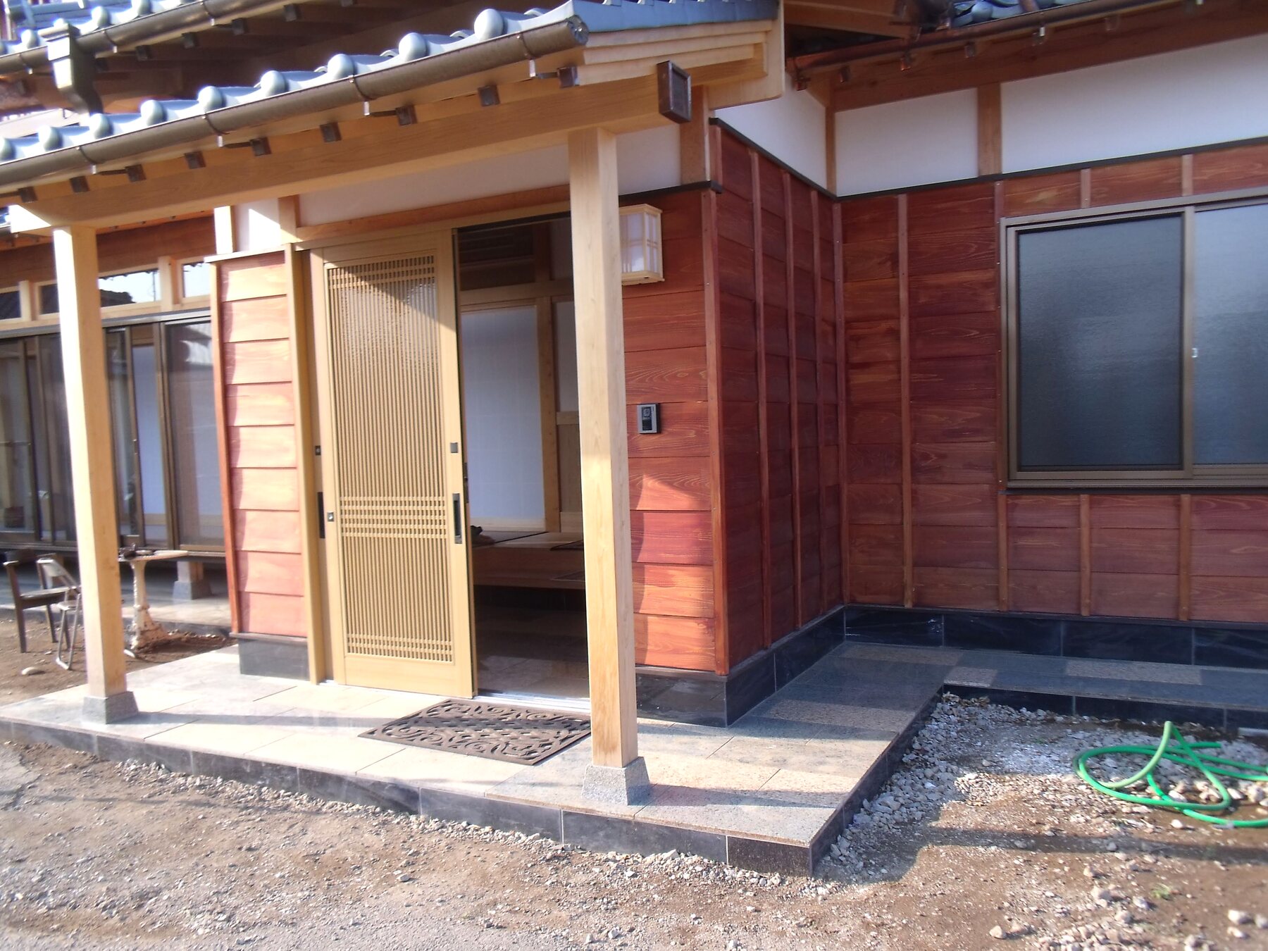 住まいの外観と玄関まわり